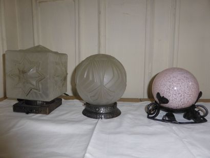 Trois lampes à poser en métal, caches ampoules...