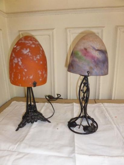 Deux pieds de lampe en fer forgé, abats-jours...