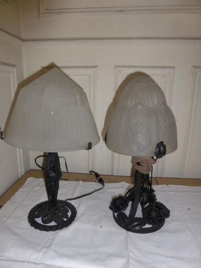 Deux pieds de lampe en fer forgé, abats-jours...