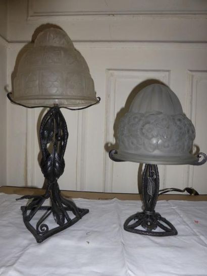 Deux pieds de lampe en fer forgé, abats jours...