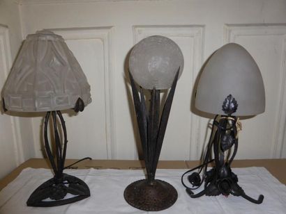 Trois pieds de lampe en fer forgé, abat-jours...