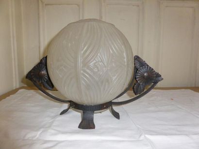 Lampe en fer forgé à anses, cache ampoule...
