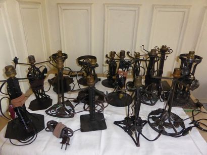 Lot de seize pieds de lampe en fer forgé