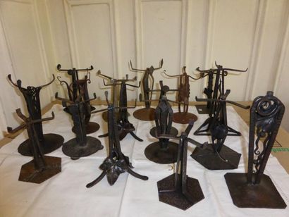 Lot de dix sept pieds de lampe en fer fo...