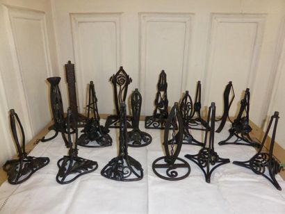 Lot de seize pieds de lampe en fer forgé