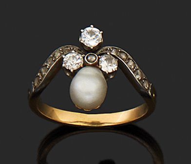Bague en or 750 millièmes, ornée au centre...