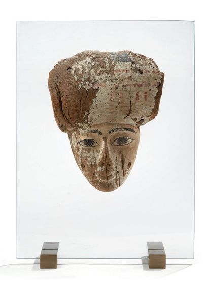 Masque de sarcophage coiffé d'un large Némès...