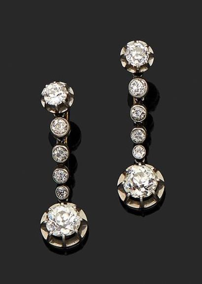 Paire de pendants d'oreilles en or 750 millièmes,...