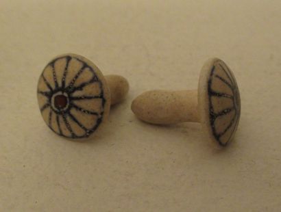 Paire de boutons d'oreilles à décor de rosette...