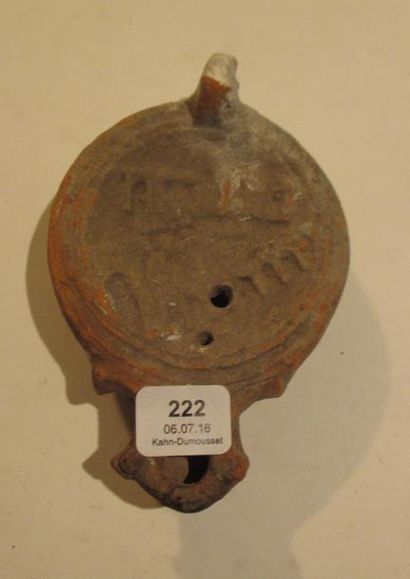 Lampe à huile en terre cuite. 

H: 4 cm ;...