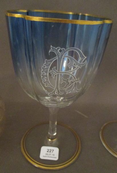 Partie de service de verres teintés bleus...