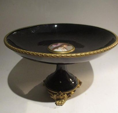 Coupe sur piédouche en céramique émaillé...