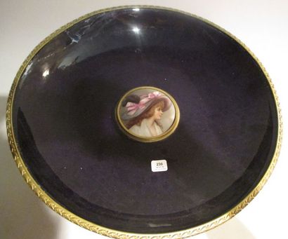 Coupe sur piédouche en céramique émaillé...