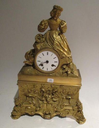 Pendule en bronze doré, le mouvement surmontée...