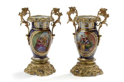 PARIS : 

Paire de vases balustres en porcelaine...