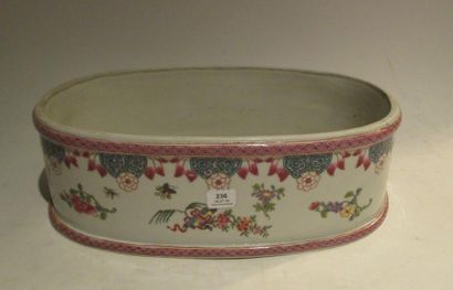 Jardinière ovale en porcelaine polychrome...