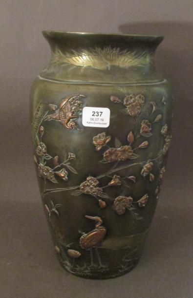 Vase en bronze à décor gravé et en relief...