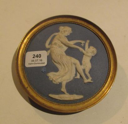 Médaillon en bas relief en biscuit à décor...