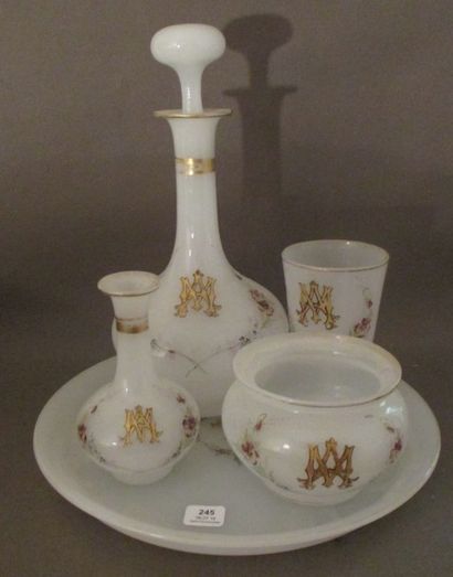 Verre d'eau en opaline blanche chiffrée MA...