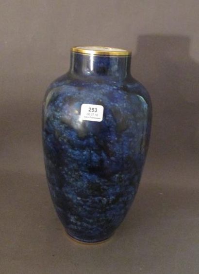Manufacture Nationale de SEVRES

Vase piriforme...