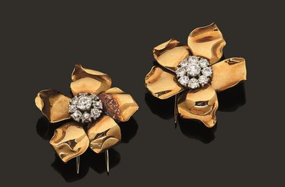 Deux broches fleur en or jaune 750 millièmes,...