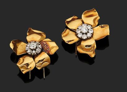 Deux broches fleur en or jaune 750 millièmes,...
