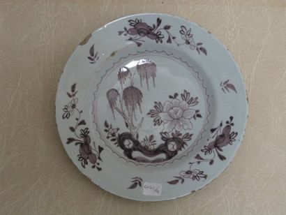 DELFT
Assiette à décor en camaïeu manganèse...
