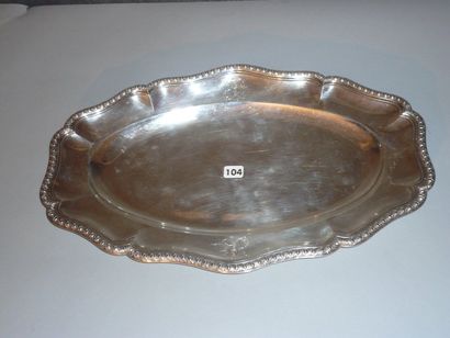 Plat ovale polylobé en argent à contours...