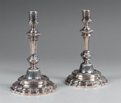 Deux flambeaux formant paire en argent, chacun...