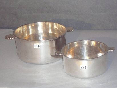 Deux plats à soufflé en métal argenté uni...