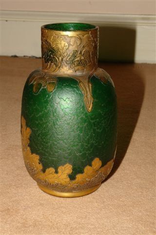 ANONYME VERS 1900
Vase en verre vert givré...