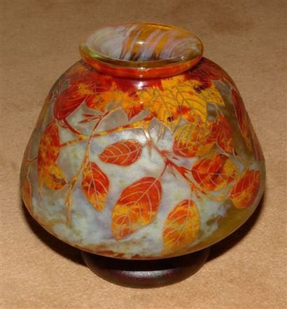 DAUM NANCY
Vase pansu en verre doublé à décor...