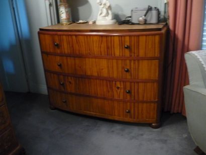 TRAVAIL FRANCAIS 1930-1940
Commode en placage...