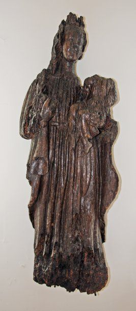 Statue en bois sculpté patiné représentant...