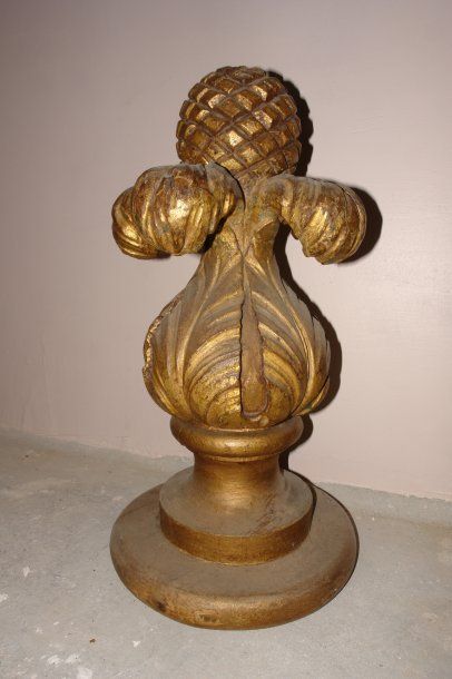 ELEMENT DE FAITAGE en bois sculpté et doré...