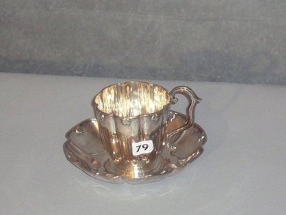 Tasse et sa soucoupe en argent, polylobée...