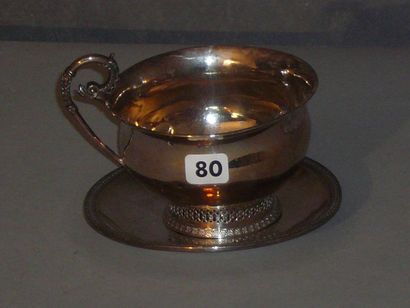 Tasse et sa soucoupe en argent à moulures...