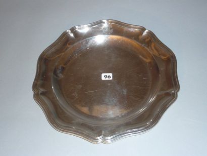 Plat rond en argent à contours et moulure...