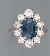 BAGUE en or gris, sertie d'un saphir ovale...