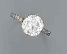 BAGUE en or gris sertie d'un diamant taillé...