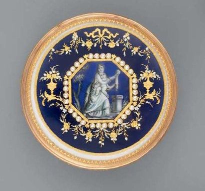 BOITE ronde en or jaune doublé d'écaille,...