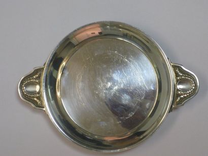 PLAT A OEUF en argent uni à moulure de perles,...