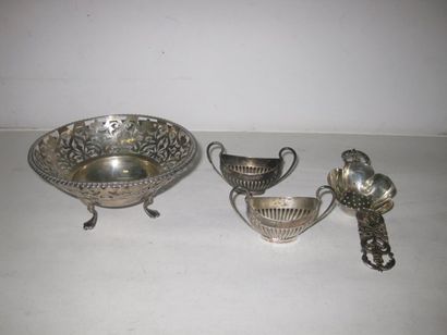 LOT EN ARGENT composé d'une coupelle ronde...