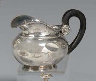 POT à lait ovoïde en argent uni posant sur...