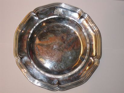 PAIRE DE PLATS ronds en argent à contours...