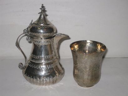 GOBELET ET CAFETIERE en argent. Le premier...