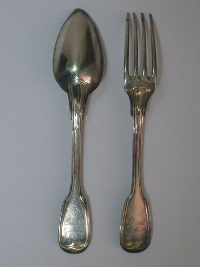 DOUZE COUVERTS de table en argent, modèle...