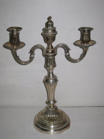 PAIRE DE CANDELABRES à bouquet de trois lumières...