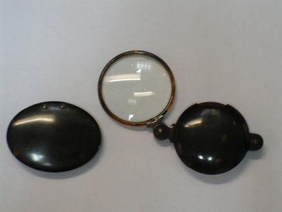 LOUPE en écaille XIXe siècle et BOITE ovale...