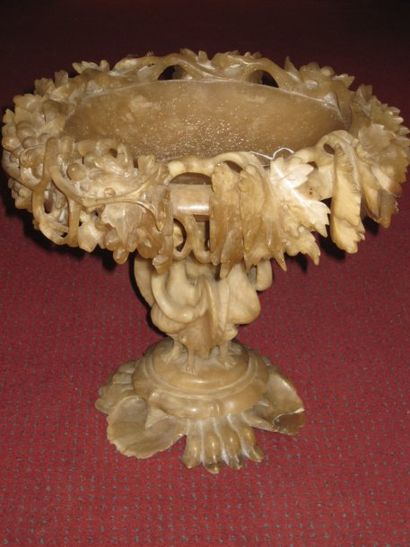 COUPE sur piédouche en albâtre patiné à décor...